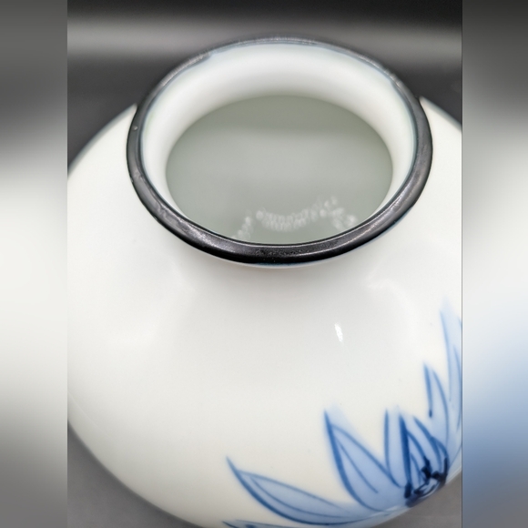 Vintage Japanese Blue & White Hand Painted Floral Tobe Vase, Black Rim - Picture 5 of 12